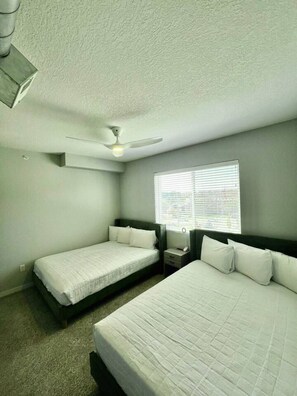 Skrivebord, strykejern/-brett, wi-fi og sengetøy