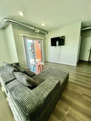 TV - Elegant 2BR Apartment with Fast WiFi & Free Parking (Des Moines)