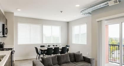 Elegant 2BR Apartment with Fast WiFi & Free Parking