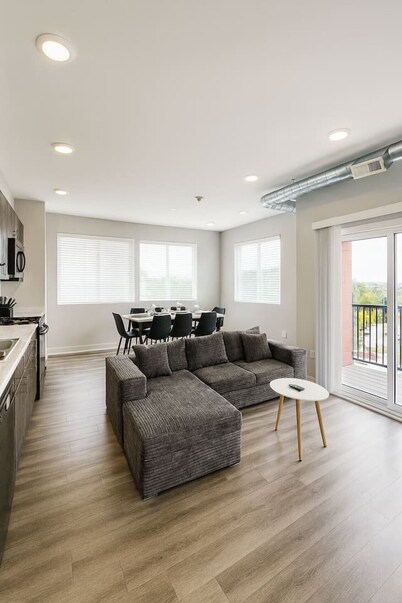 Elegant 2BR Apartment with Fast WiFi & Free Parking