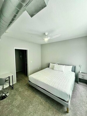 Schreibtisch, Bügeleisen/Bügelbrett, WLAN, Bettwäsche