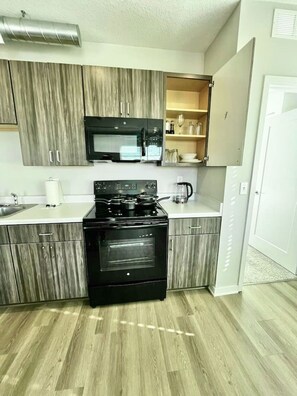 Kjøleskap, mikrobølgeovn, ovn og kokeplater