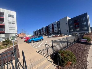 Property grounds - Elegant 2BR Apartment with Fast WiFi & Free Parking (Des Moines)