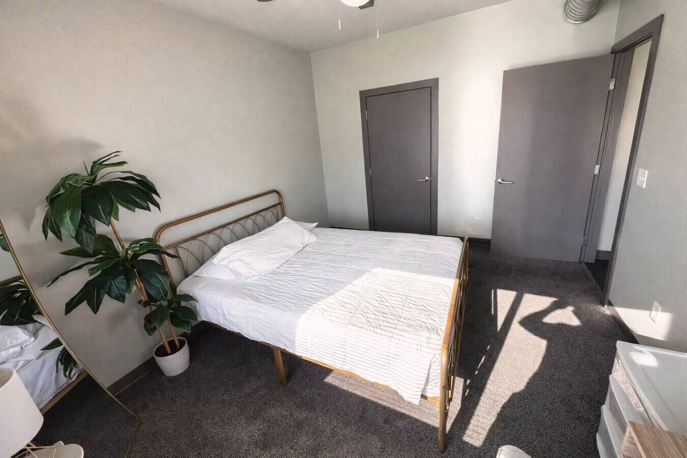 办公桌、熨斗/熨衣板、WiFi、床单