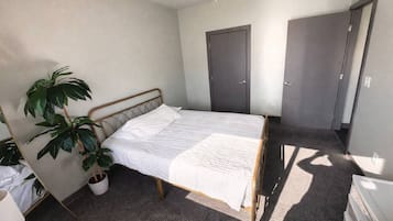 Desk, iron/ironing board, WiFi, bed sheets
