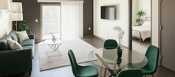 Chic Des Moines 1BR with Amenities & Prime Location