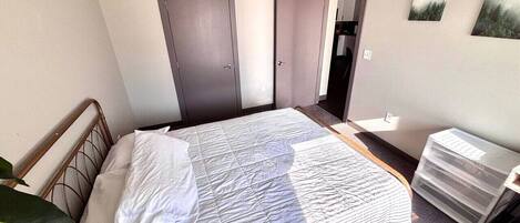 Bureau, fer et planche à repasser, Wi-Fi, draps fournis