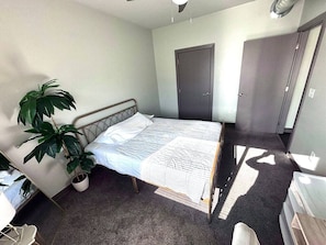 Desk, iron/ironing board, WiFi, bed sheets - Chic Des Moines 1BR with Amenities & Prime Location (Des Moines)