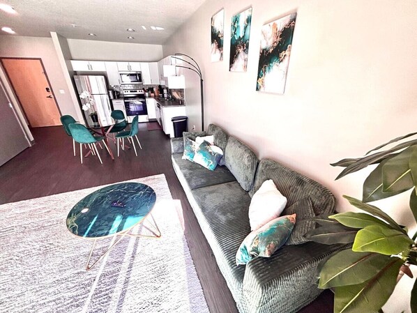 TV - Chic Des Moines 1BR with Amenities & Prime Location (Des Moines)