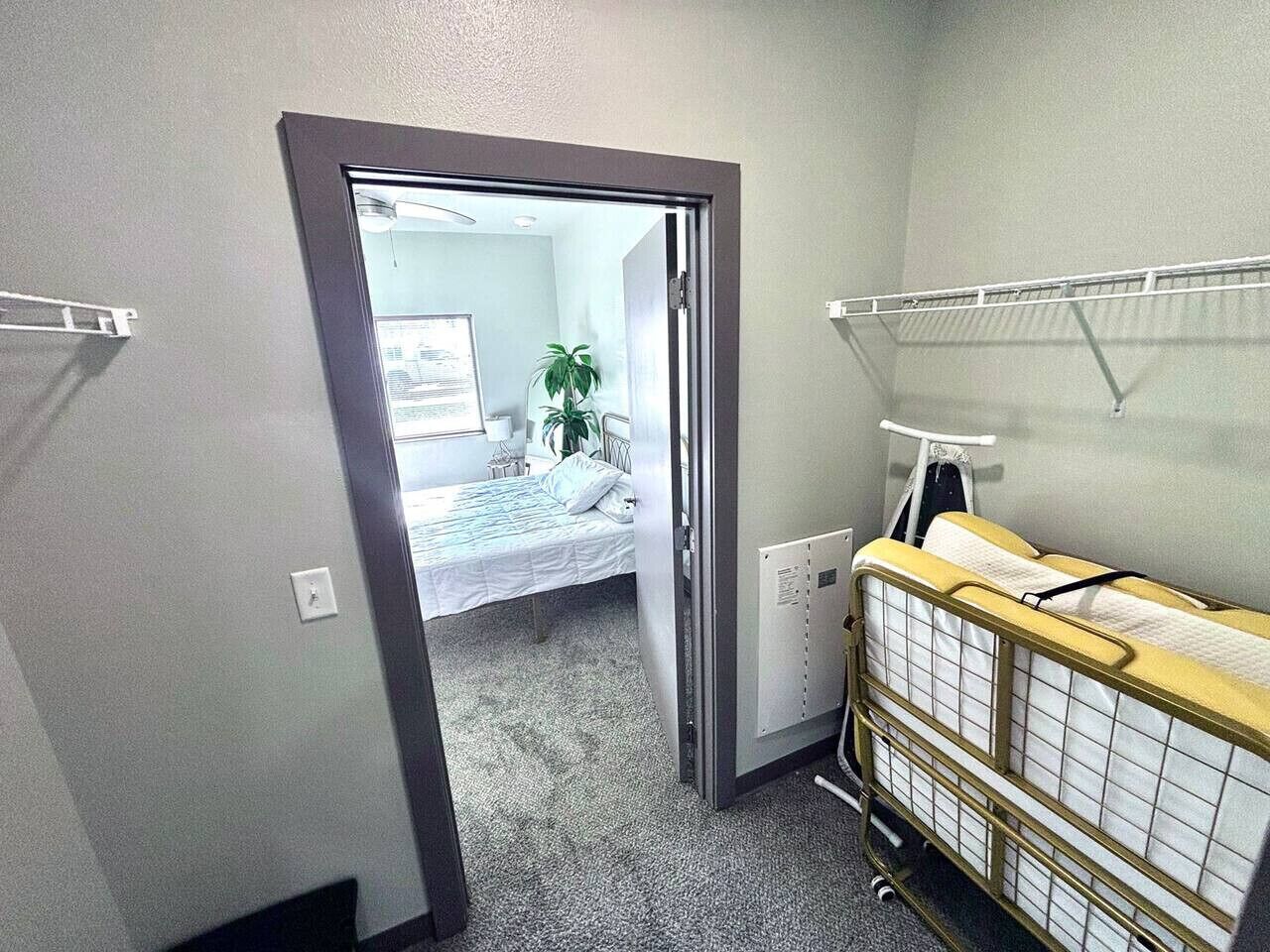 Skrivbord, strykjärn/strykbräda, wi-fi och sängkläder