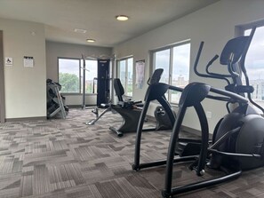 Fitness facility - Chic Des Moines 1BR with Amenities & Prime Location (Des Moines)
