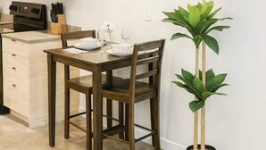 Dining - Modern Studio Retreat Near Des Moines Attractions (Des Moines)