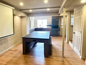Interior - 3BR Modern Home in Kingston - Sleeps 6 -Fire Pit -Game Room -Pet Friendly (Kingston)