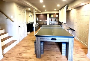 Interior - 3BR Modern Home in Kingston - Sleeps 6 -Fire Pit -Game Room -Pet Friendly (Kingston)