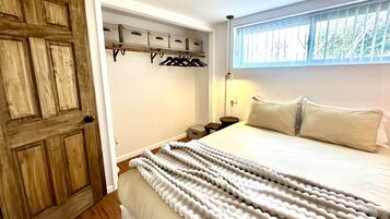 3 habitaciones, tabla de planchar con plancha y cuna de viaje