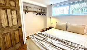 3 bedrooms, iron/ironing board, travel cot, free WiFi - 3BR Modern Home in Kingston - Sleeps 6 -Fire Pit -Game Room -Pet Friendly (Kingston)