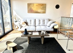 TV, ping pong, books - 3BR Modern Home in Kingston - Sleeps 6 -Fire Pit -Game Room -Pet Friendly (Kingston)