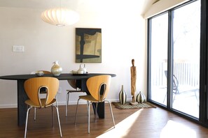 Dining - 3BR Modern Home in Kingston - Sleeps 6 -Fire Pit -Game Room -Pet Friendly (Kingston)