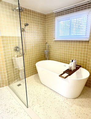 Shower, hair dryer, towels, soap - 3BR Modern Home in Kingston - Sleeps 6 -Fire Pit -Game Room -Pet Friendly (Kingston)