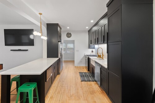 Giant 5-Bedroom Home w/ Pool Table, 15 Min to Wrigley & Downtown