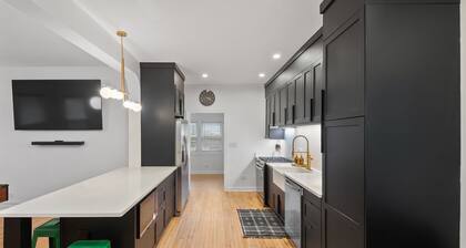 Giant 5-Bedroom Home w/ Pool Table, 15 Min to Wrigley & Downtown