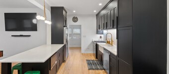 Giant 5-Bedroom Home w/ Pool Table, 15 Min to Wrigley & Downtown