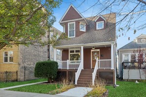 Exterior - Giant 5-Bedroom Home w/ Pool Table, 15 Min to Wrigley & Downtown (Chicago)