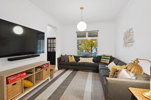 Smart TV, books - Giant 5-Bedroom Home w/ Pool Table, 15 Min to Wrigley & Downtown (Chicago)