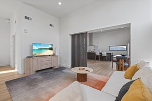 Living area - Cozy / New 2-bedroom apartment in North Hollywood (Los Angeles)