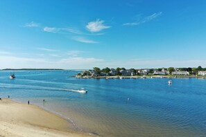 On the beach - Waterfront, Private Beach, Gorgeous Views! (Yarmouth)