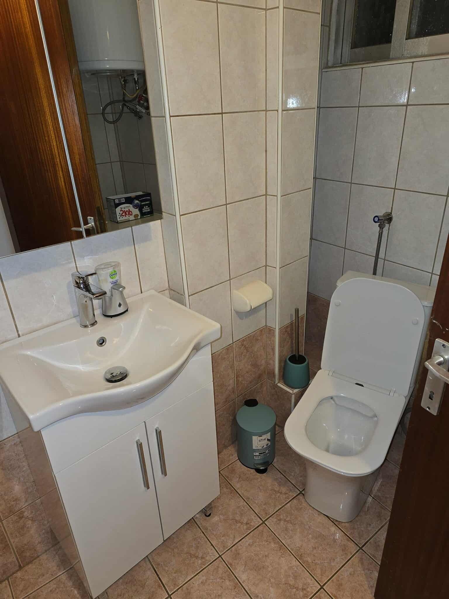 Secadora de cabello, toallas, jabón, papel de baño 