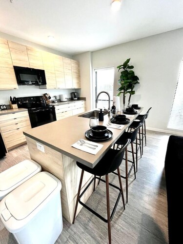 Chic Des Moines 2BR with Amenities & Prime Location