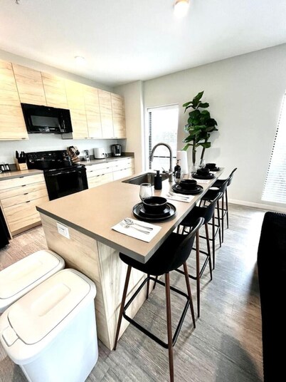 Chic Des Moines 2BR with Amenities & Prime Location