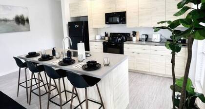 Chic Des Moines 2BR with Amenities & Prime Location