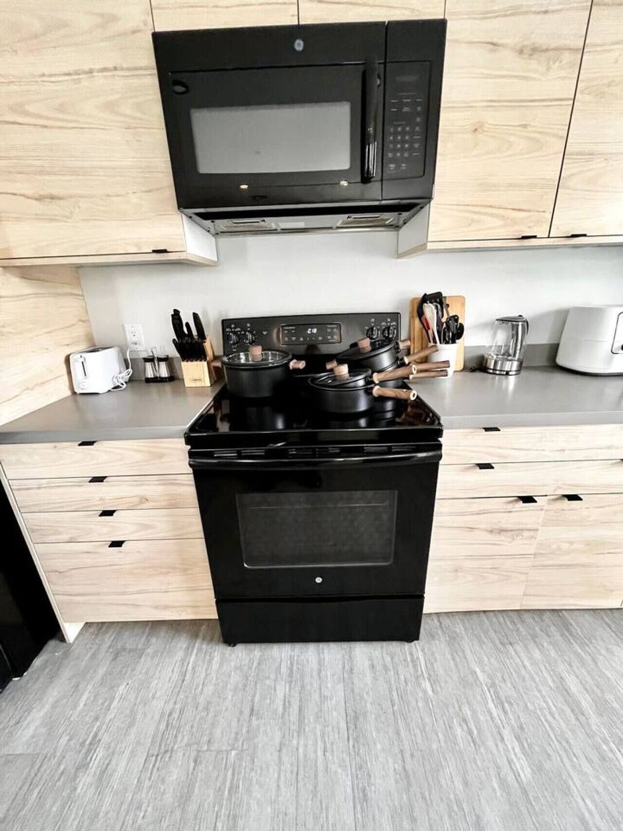 Refrigerador, microondas, horno y parrilla de estufa 