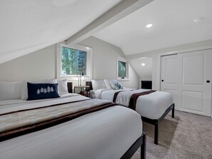 Travel crib, WiFi, bed sheets - Lolo Bear Cabin Rustic Pets OK Mt Hood retreat (Rhododendron)