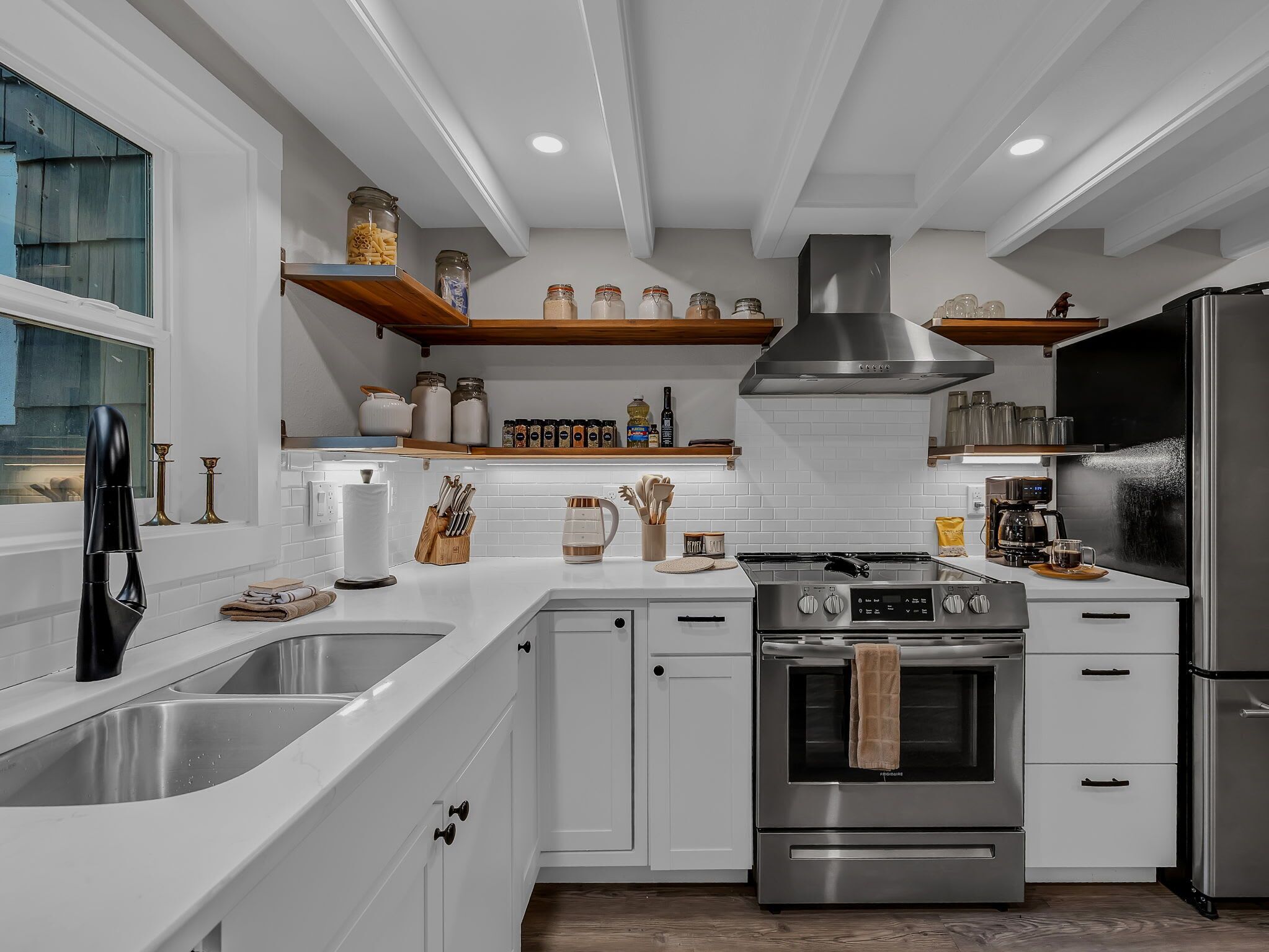 Frigorifero, microonde, forno, piano cottura