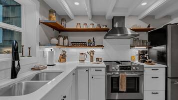 Een koelkast, een microgolfoven, een oven, een kookplaat