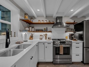 冰箱、微波炉、烤箱、炉灶