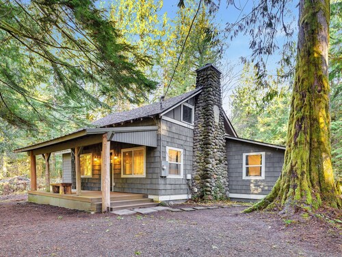 Lolo Bear Cabin: Pet-Friendly Mt. Hood Retreat