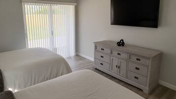 Escritorio, espacio para trabajar con laptop y wifi gratis