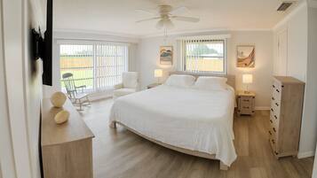 Suite, Patio | Desk, laptop workspace, free WiFi, bed sheets