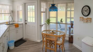 Suite, patio | Cuisine privée | Micro-ondes, plaque de cuisson