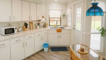 Suite, Patio | Private kitchen | Microwave, stovetop, cookware/dishes/utensils