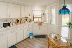 Sviitti, patio | Yksityinen keittiö | Mikroaaltouuni, liesi, keittoastiat/astiat/ruokailuvälineet