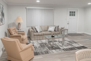 Suite, Patio | Living area