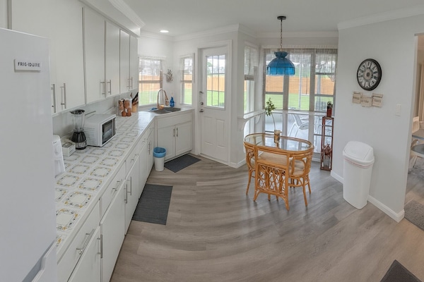 Suite, patio | Cocina privada | Microondas, parrilla de estufa y utensilios de cocina