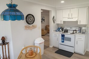 Suite, Patio | Private kitchen | Microwave, stovetop, cookware/dishes/utensils
