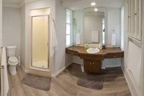 Suite, Patio | Bathroom | Combined shower/tub, free toiletries, hair dryer, towels