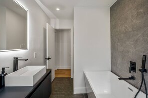 Secadora de cabello, toallas, jabón, papel de baño 